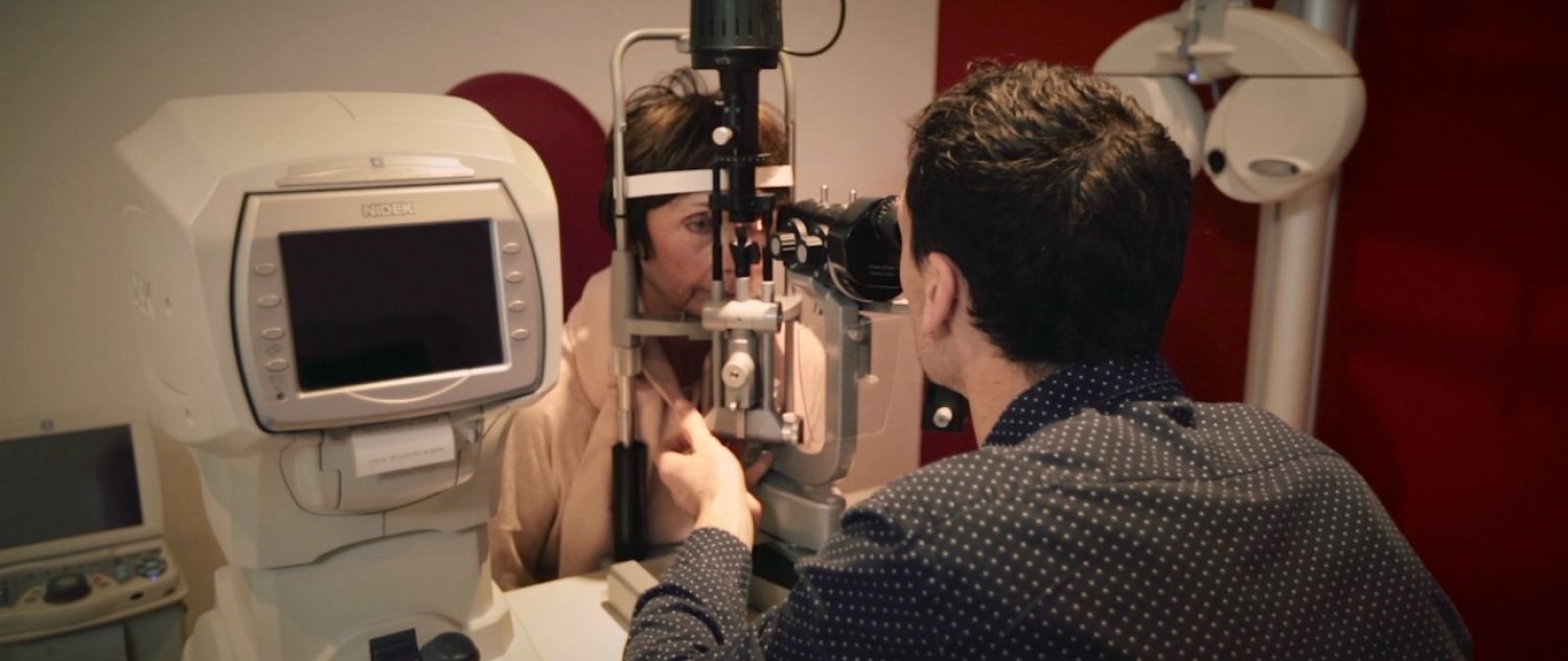 Un Ophtalmologiste qui examine une patiente