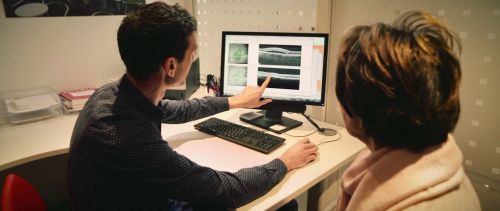 Un ophtalmologiste qui explique un OCT