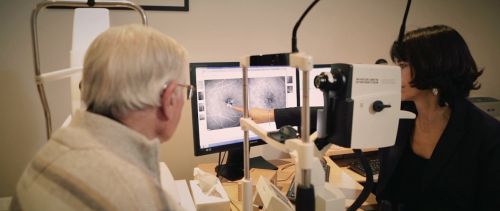 Une ophtalmologiste qui explique une angiographie